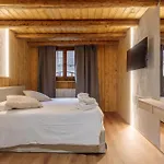 Апартаменты Boutique Alpine Two-bedroom By Supastays Курмайор
